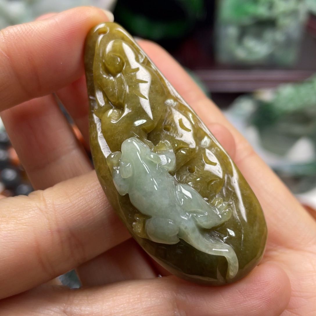 翡翠未镶嵌颈饰牌子