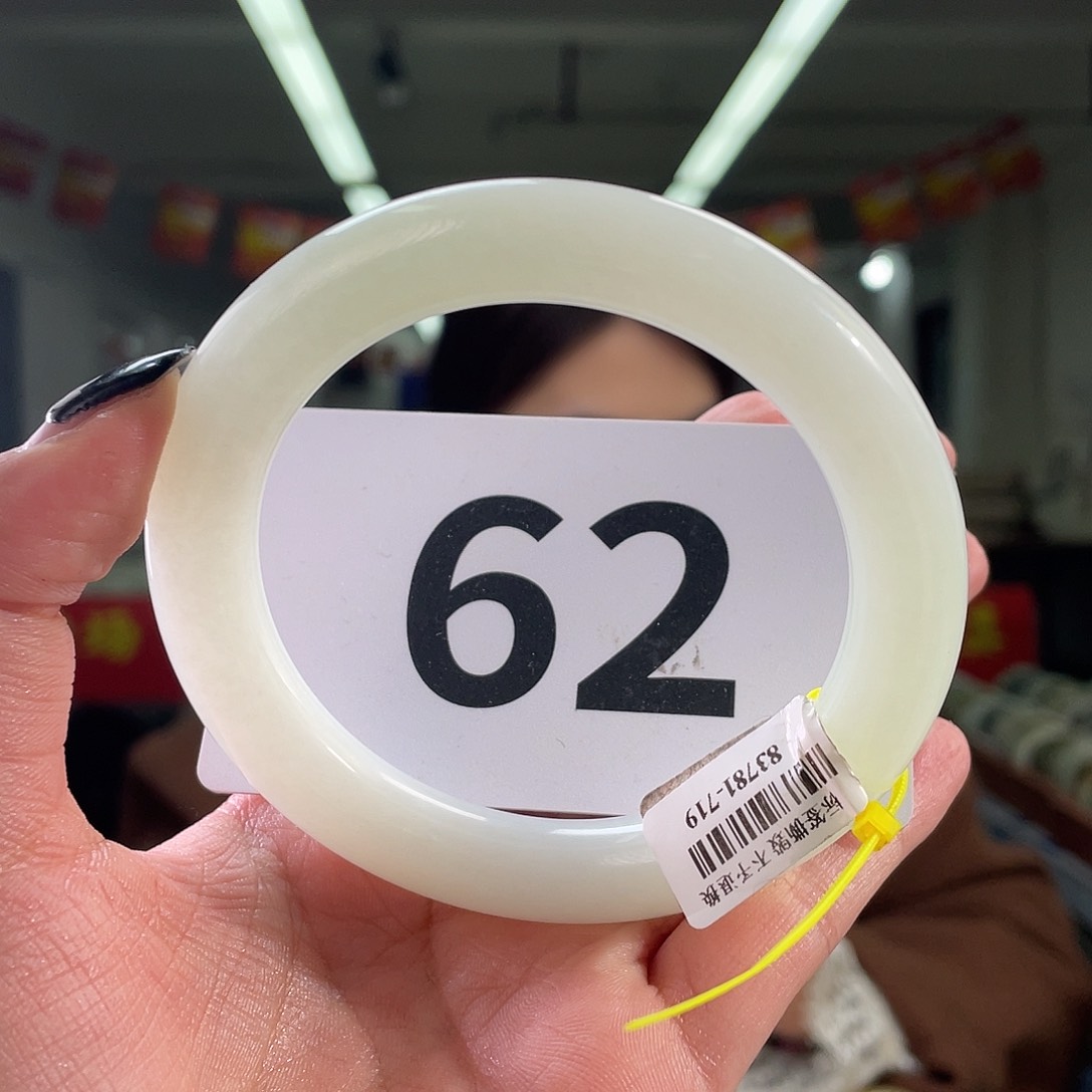 和田玉手镯未镶嵌?