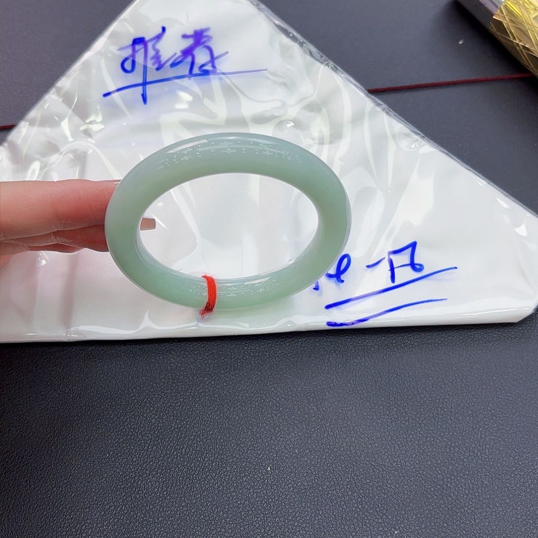翡翠手镯未镶嵌手镯