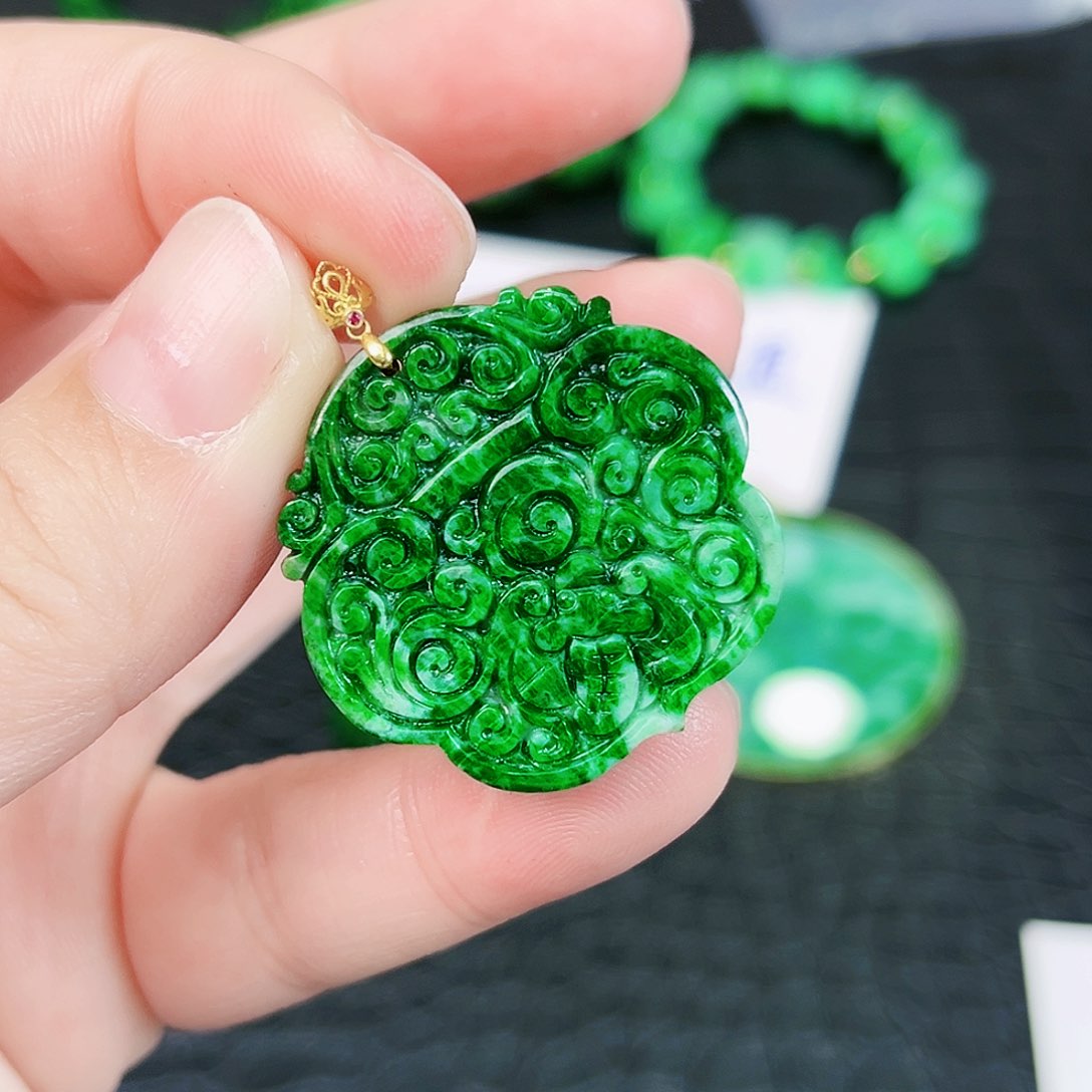 翡翠颈饰18K金镶嵌吊坠