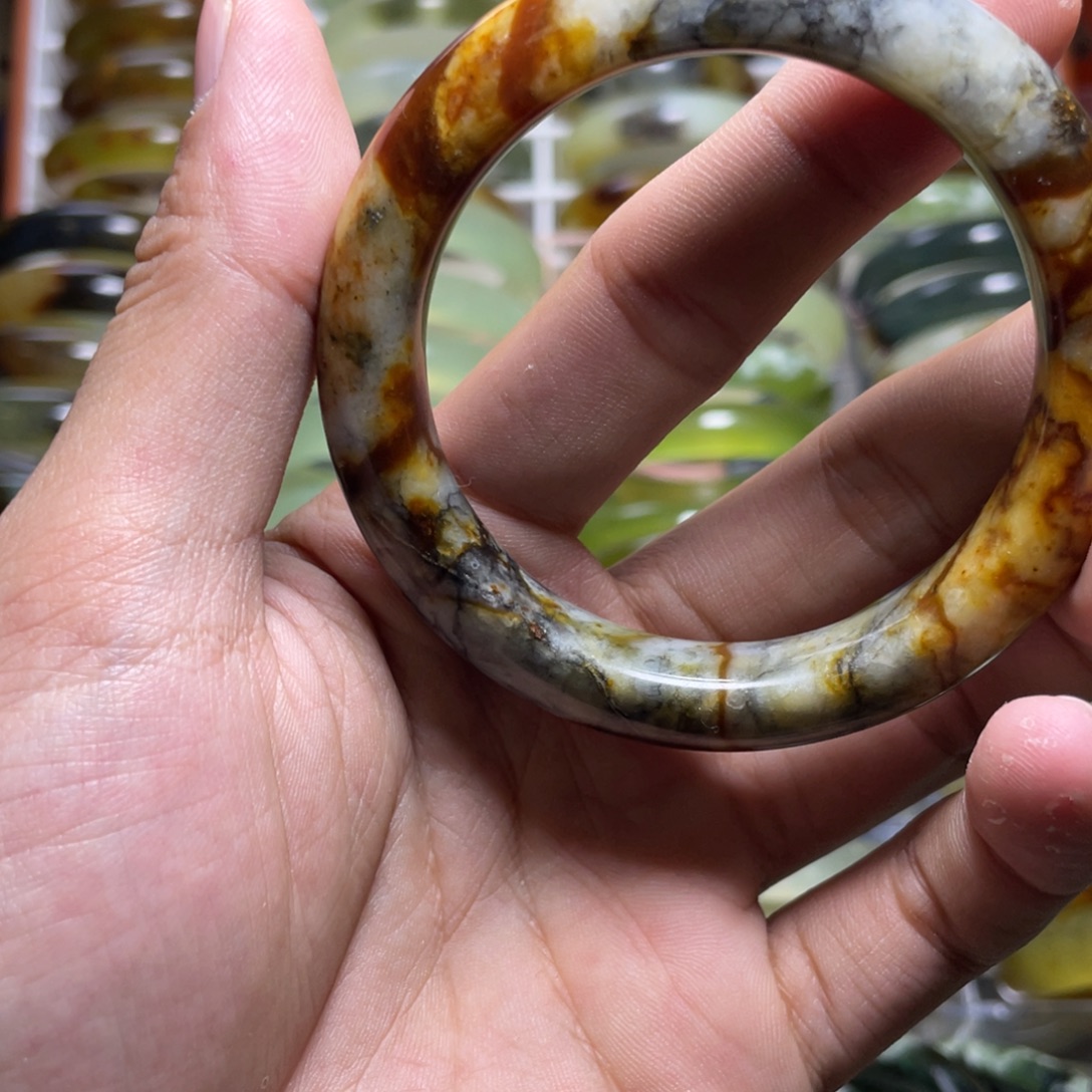 蛇纹石玉未镶嵌手镯