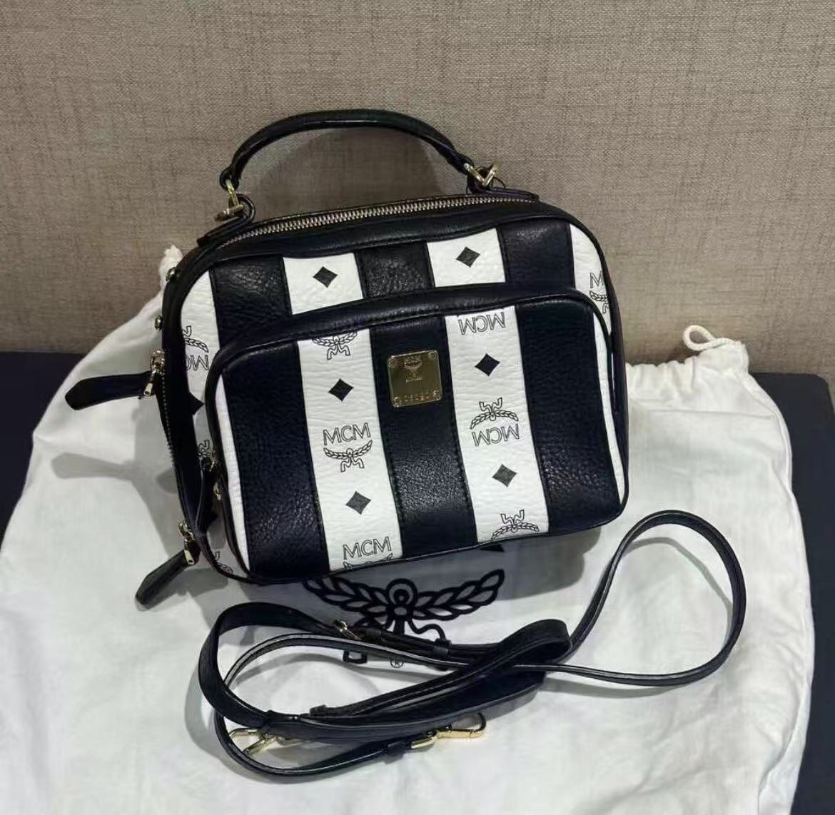 95新 MCM mcm黑白拼色相机单肩包