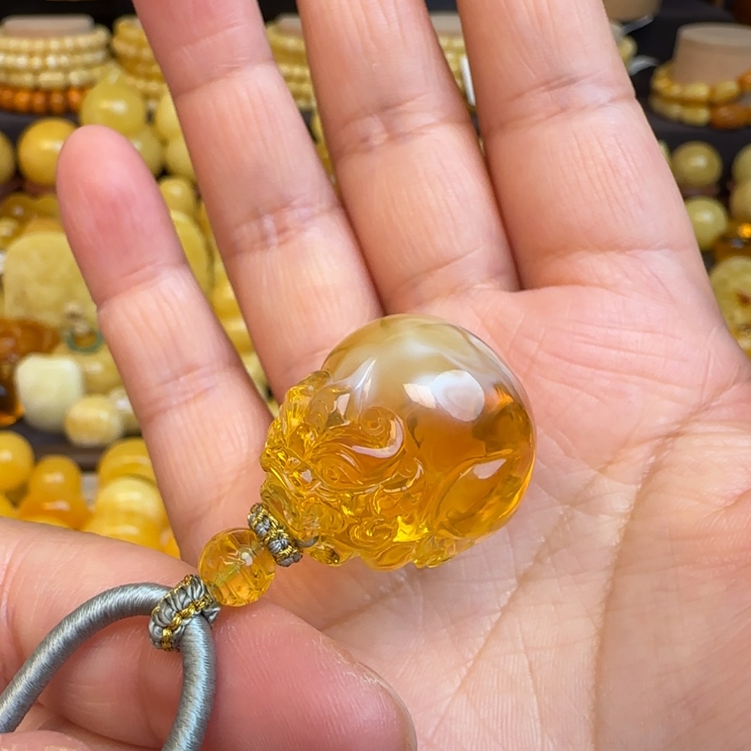 琥珀未镶嵌套链天然俄料荧光白蜜蜡貔貅吊坠