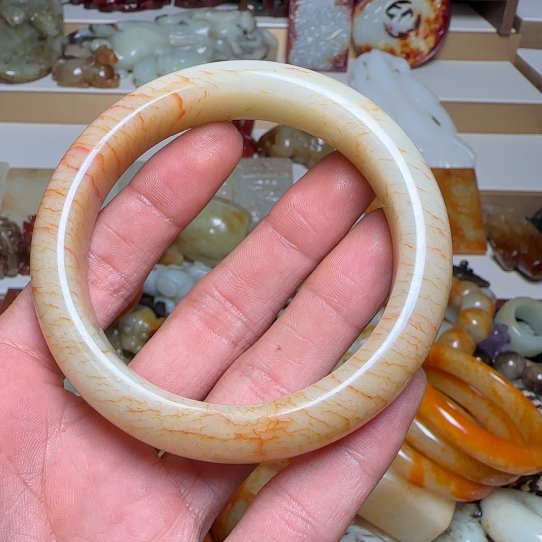 佛***忠和田玉未镶嵌颈饰