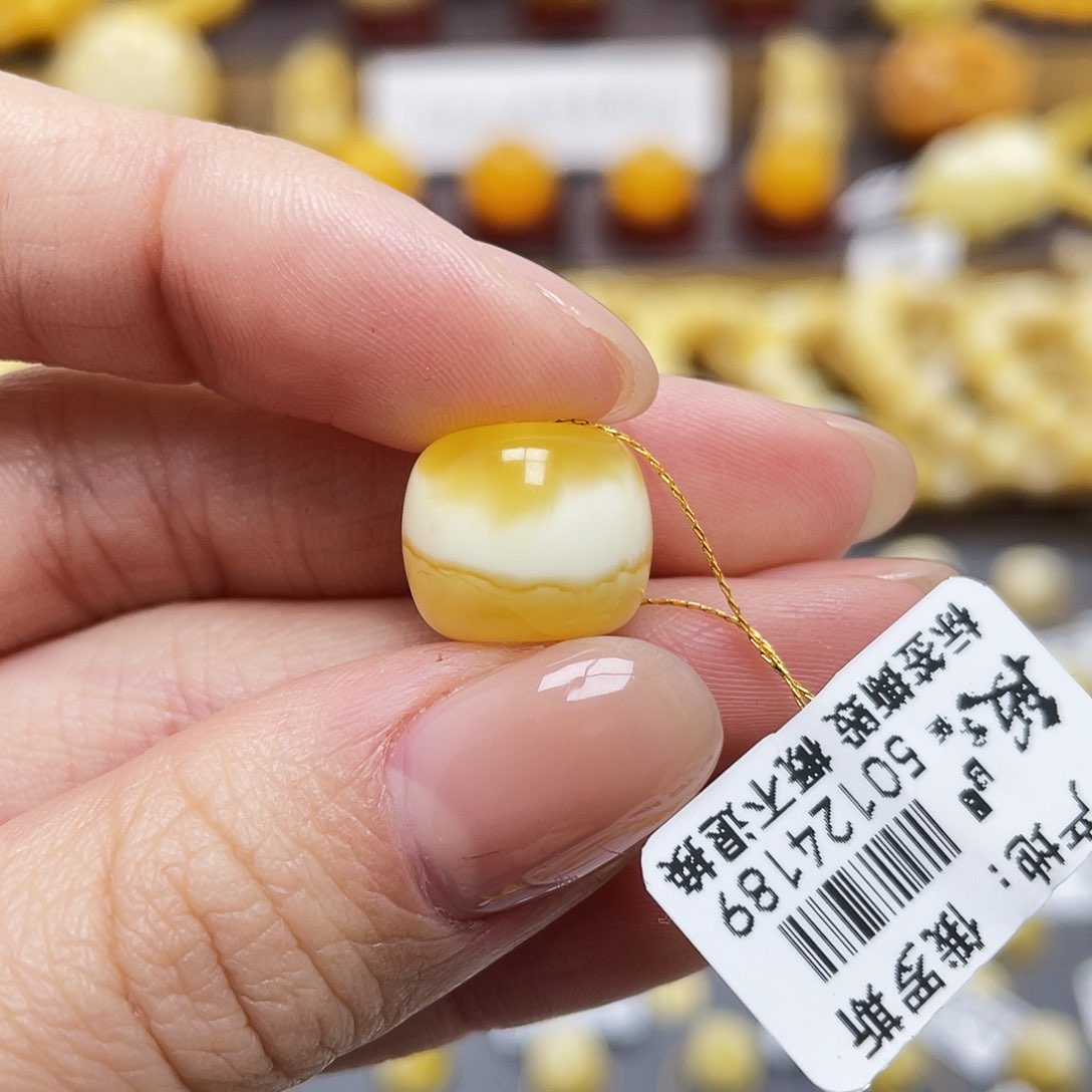 琥珀裸石未镶嵌是**呀蜜蜡老型12.8*11.2mm皮线