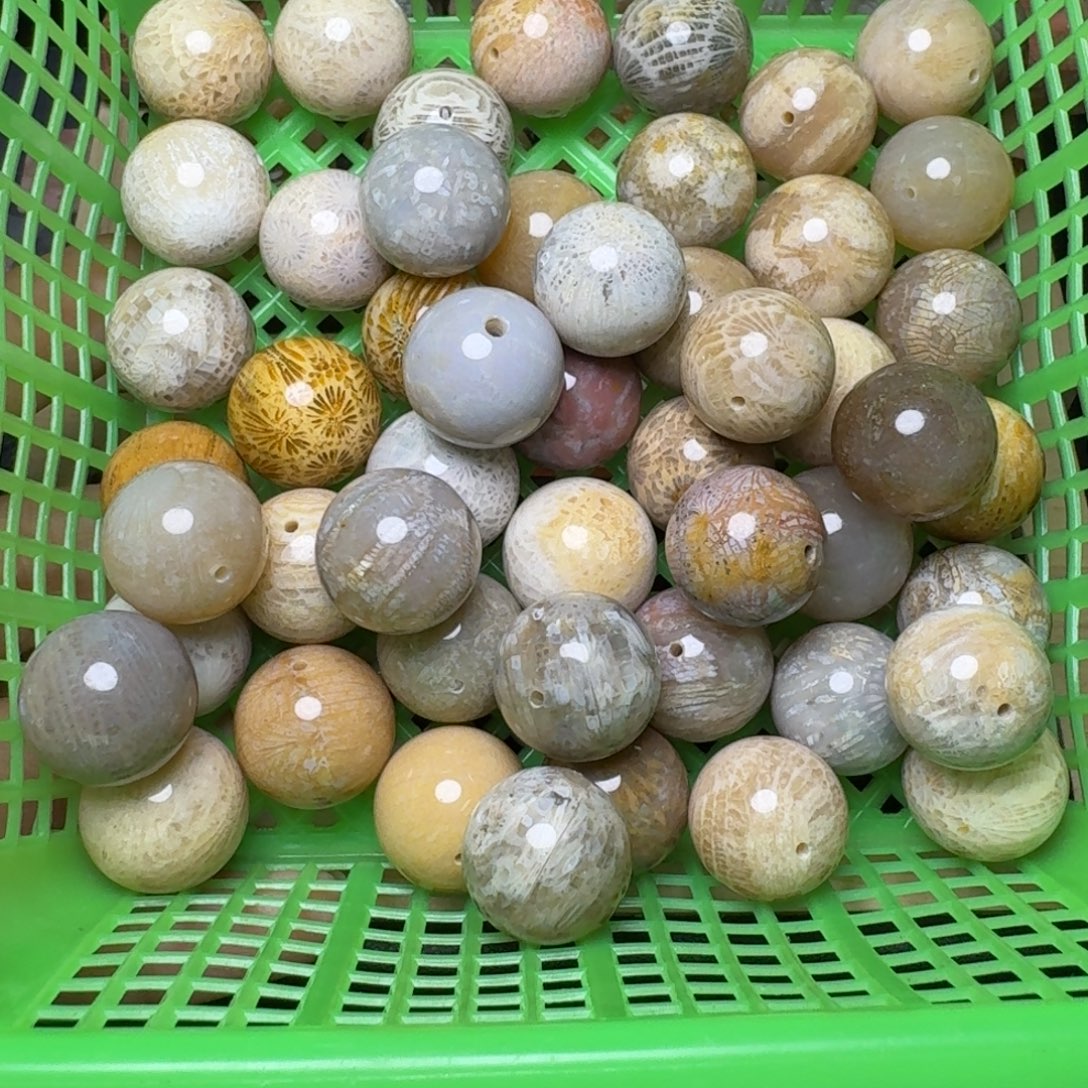 舒***漆硅化玉未镶嵌17咪，10，50颗