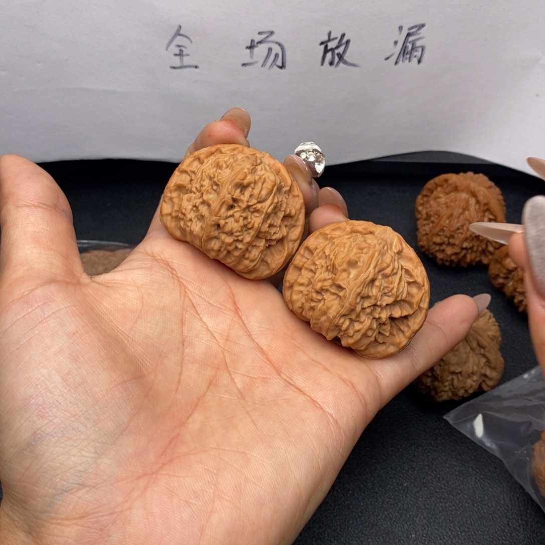 山***河文玩核桃把件41+白狮子