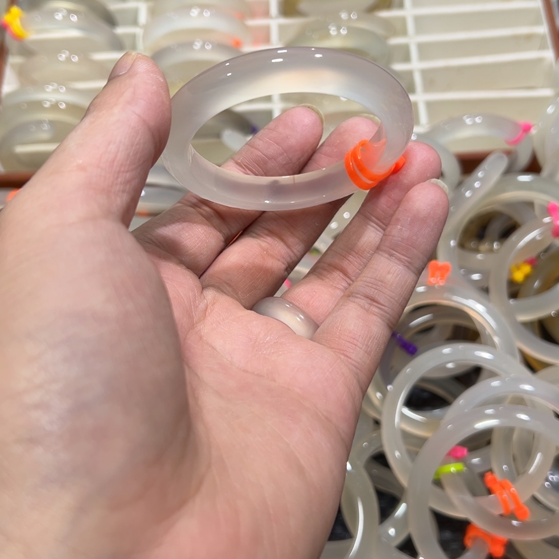 玛瑙/玉髓未镶嵌手镯53圈有包容38