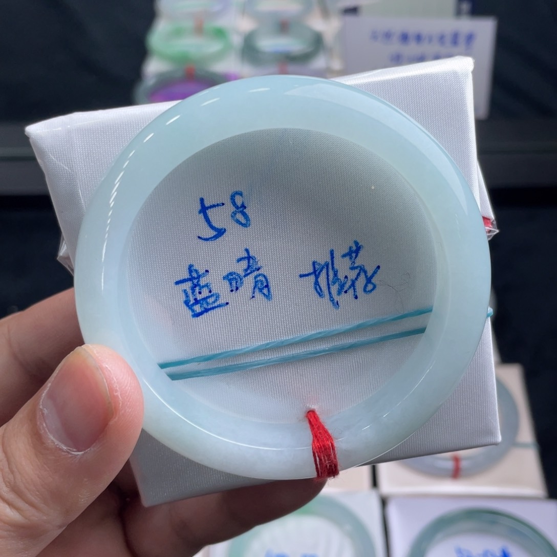 翡翠手镯未镶嵌翡翠手镯
