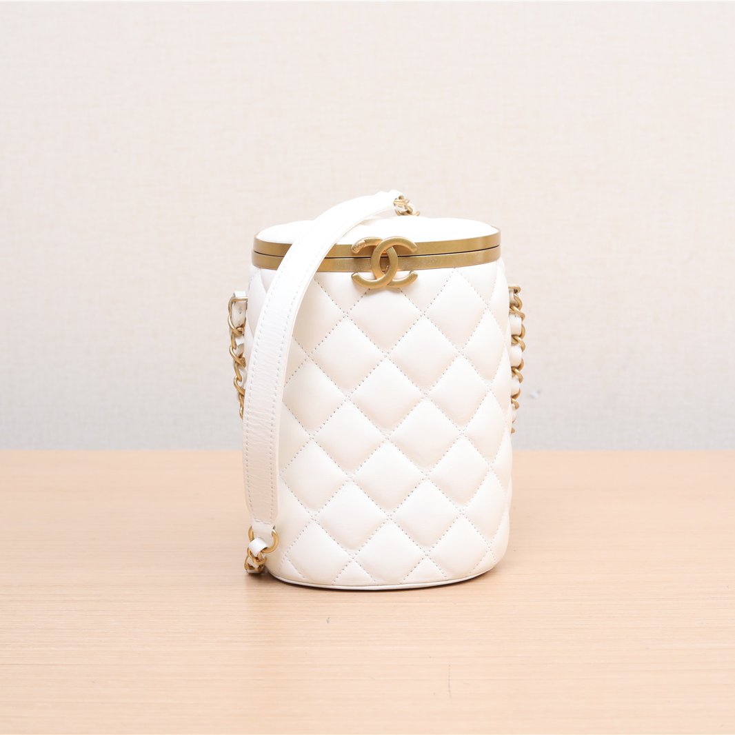 95新 Chanel/香奈儿 小花黑黑金属扣翻盖水桶包 芯片 白色 芯片开
