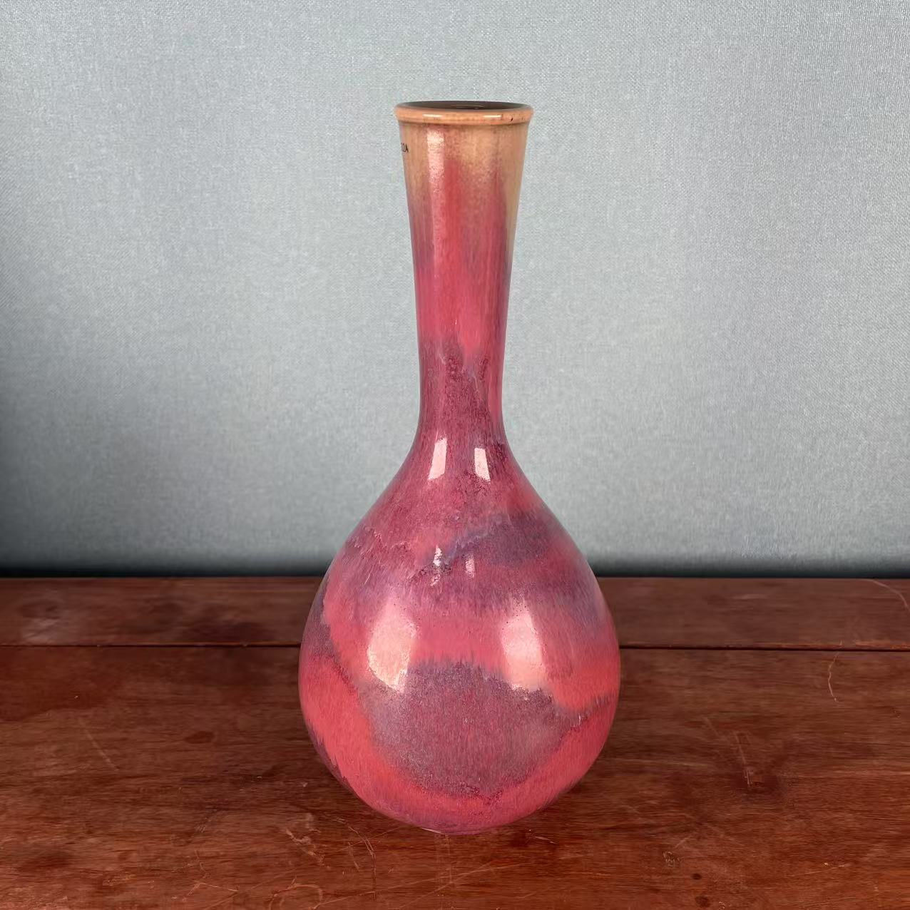 钧窑葡萄紫釉长颈瓶