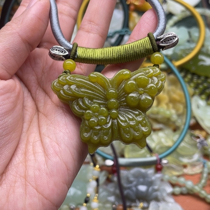蛇纹石玉吊坠合金