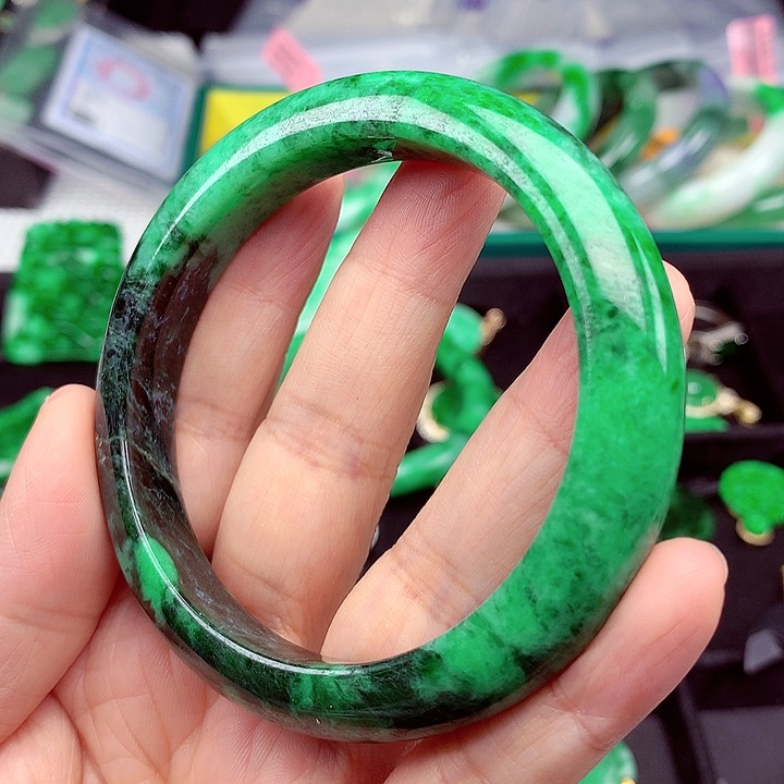 翡翠手镯未镶嵌翡翠