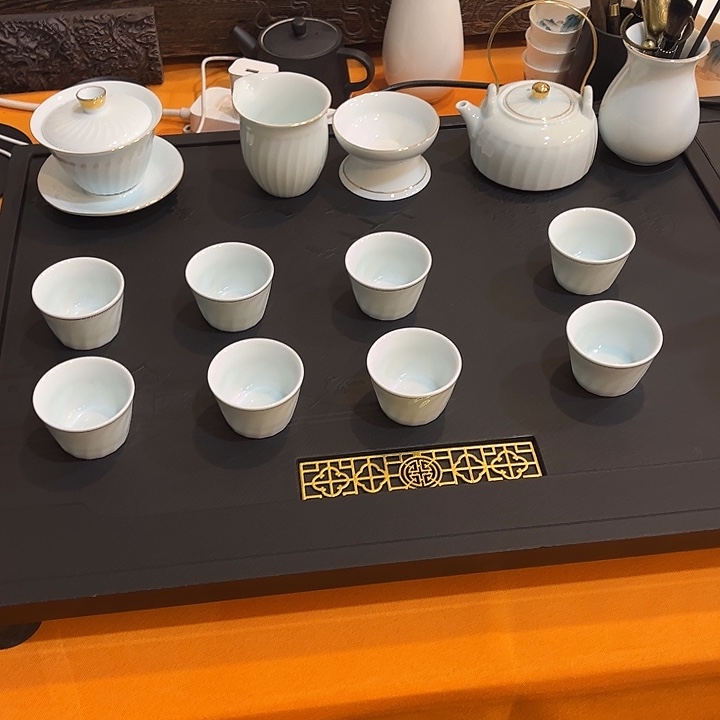 无纺布茶具的制作与加工工作中