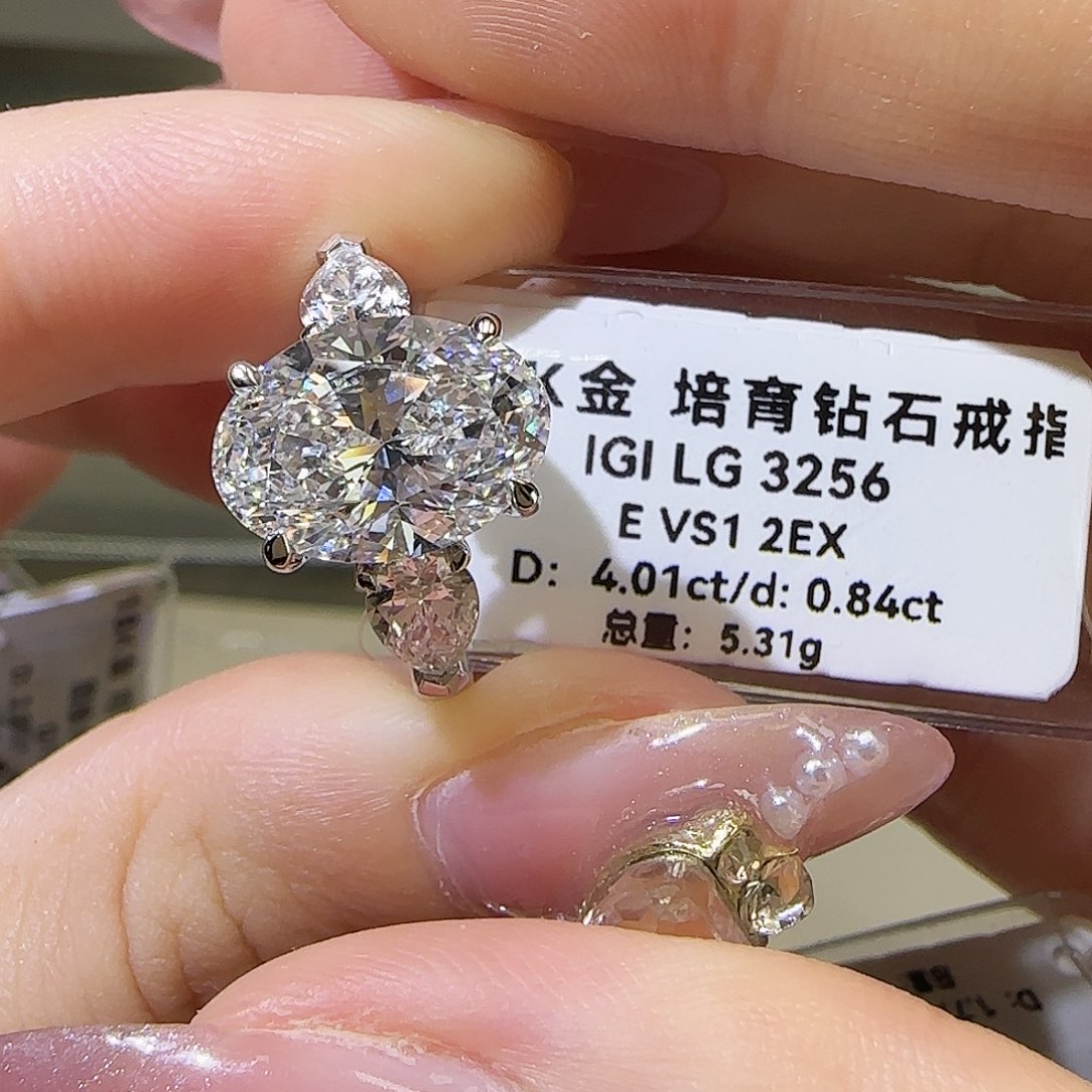实验室培育钻石18K金镶嵌芮**宝4克拉椭圆三石 16