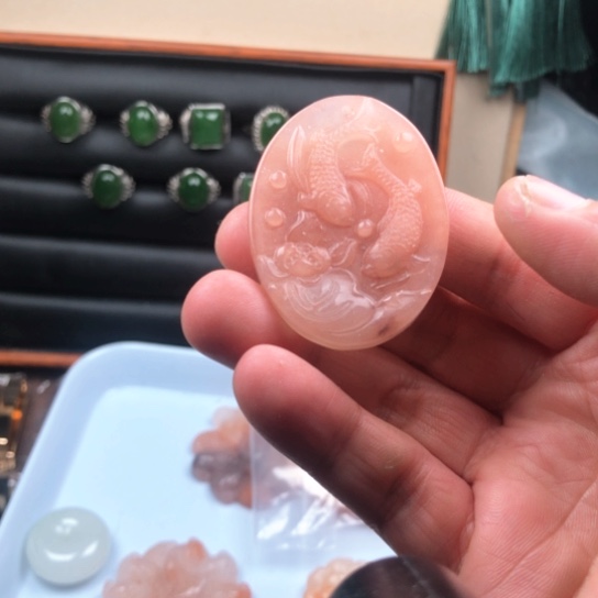 石英质玉，未镶嵌