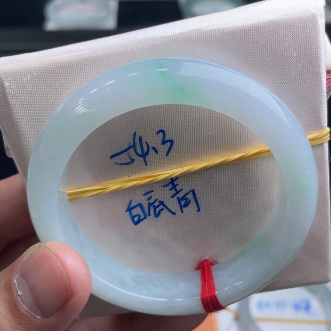 翡翠手镯未镶嵌翡翠手镯