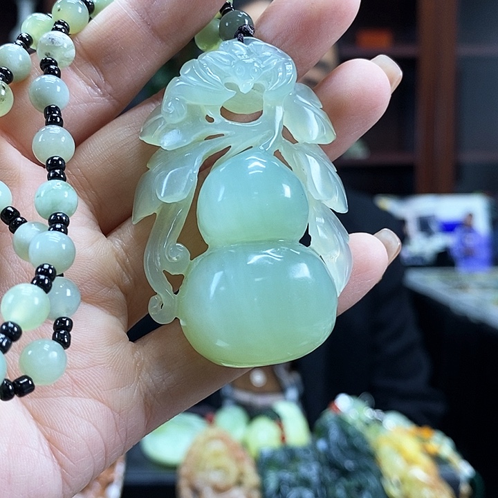 蛇纹石玉吊坠未镶嵌