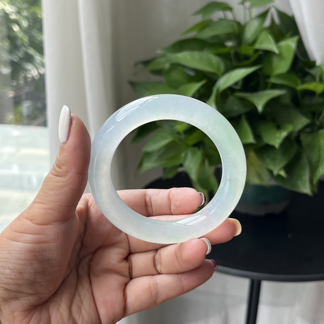 56冰绿胖圆条翡翠手镯