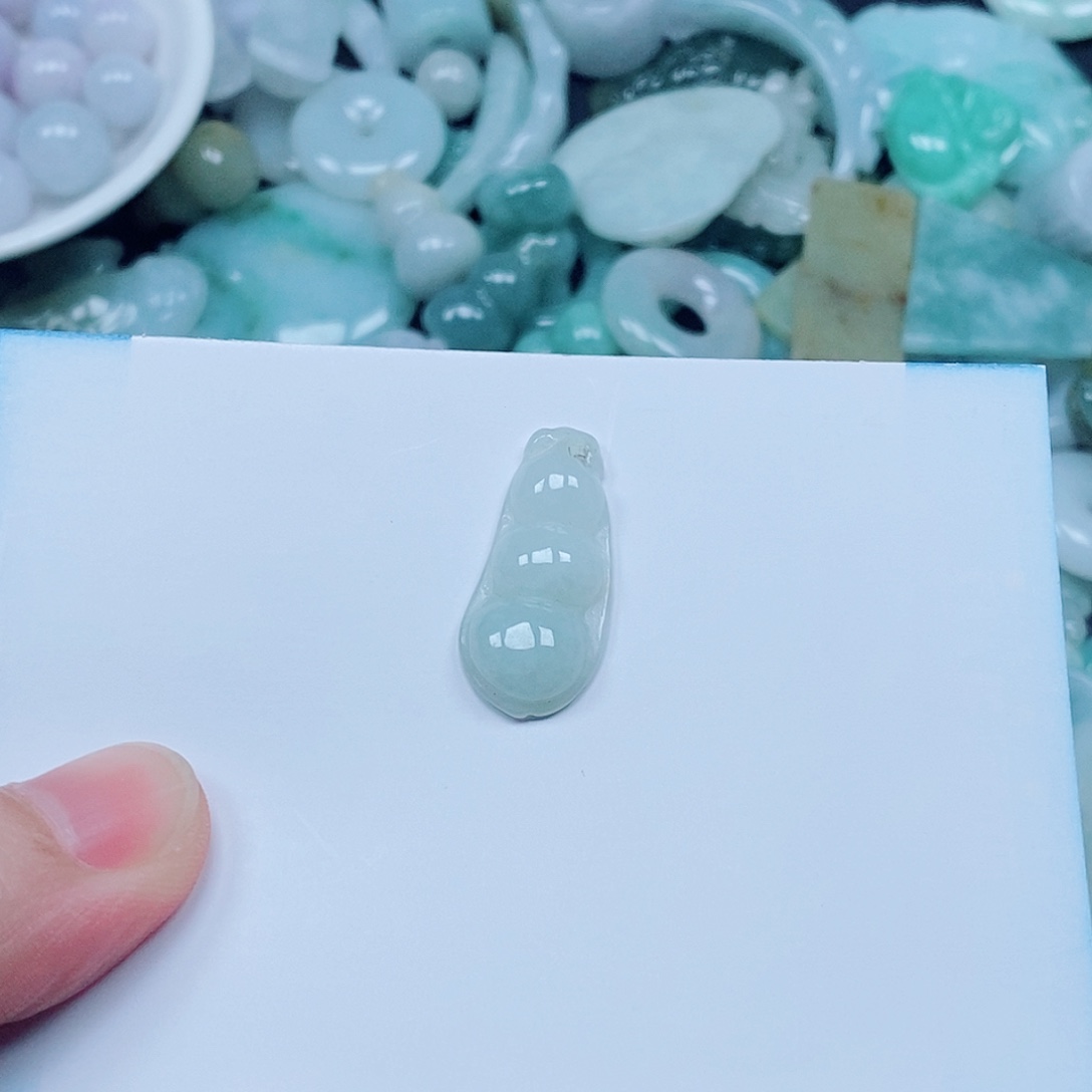 翡翠未镶嵌颈饰豆