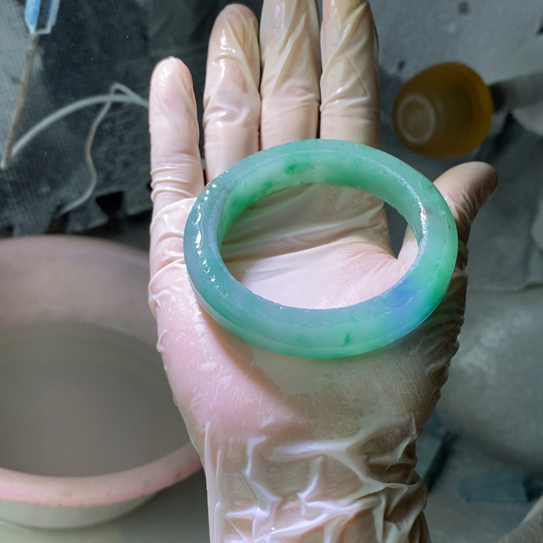 ****莲石英质玉（非洲翠）未镶嵌手镯定制