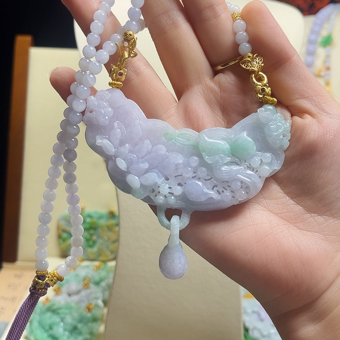 翡翠颈饰未镶嵌紫弯弯