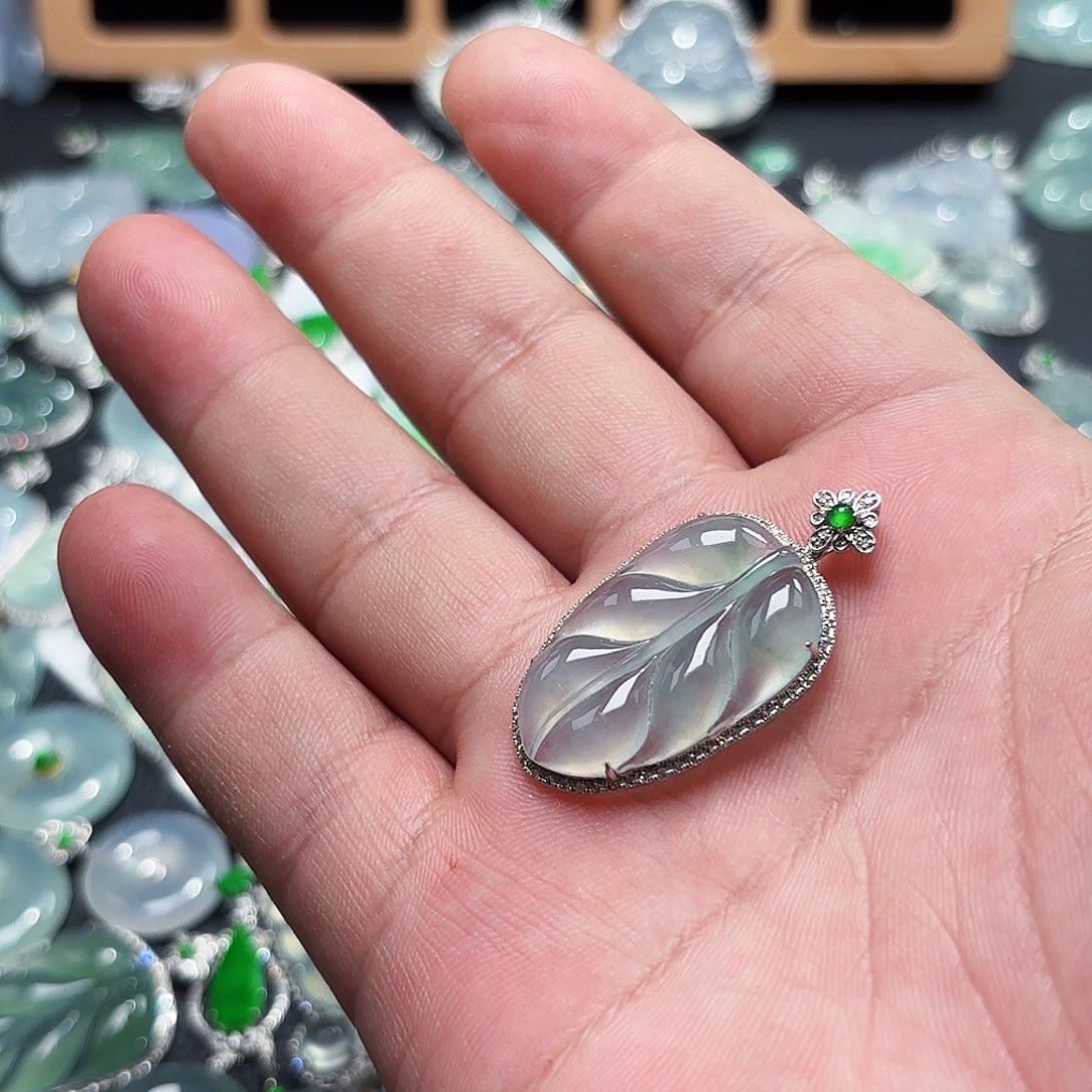 咕***噜颈饰18K金镶嵌翡翠天然缅甸A货翡翠