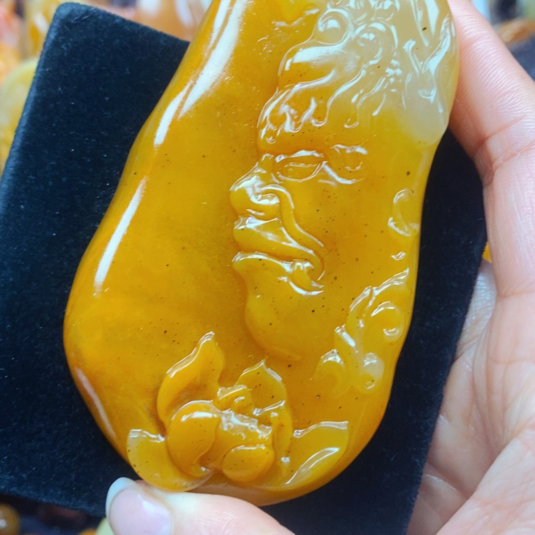 未镶嵌石英质玉（黄龙玉）颈饰
