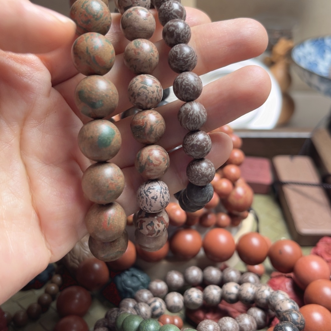 章***`泥塑0.8，1.0，1.2合香珠各1条