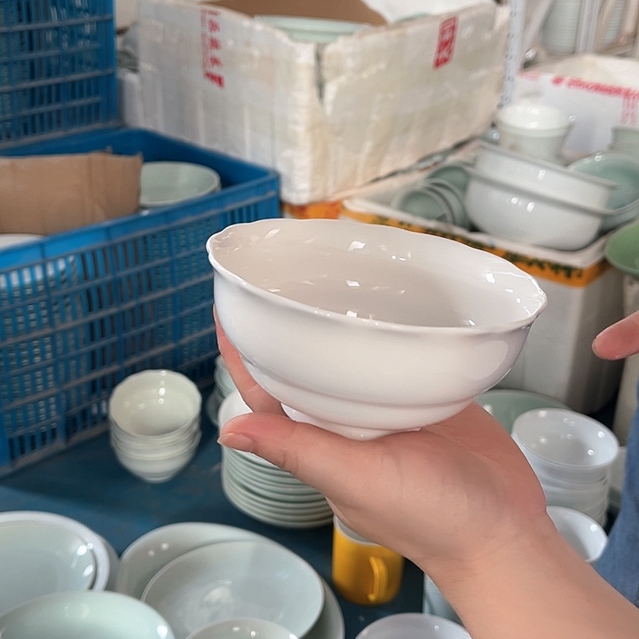 陶瓷奶白色五寸花口碗六个，微瑕处理