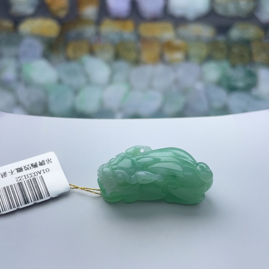 翡翠未镶嵌颈饰貔貅