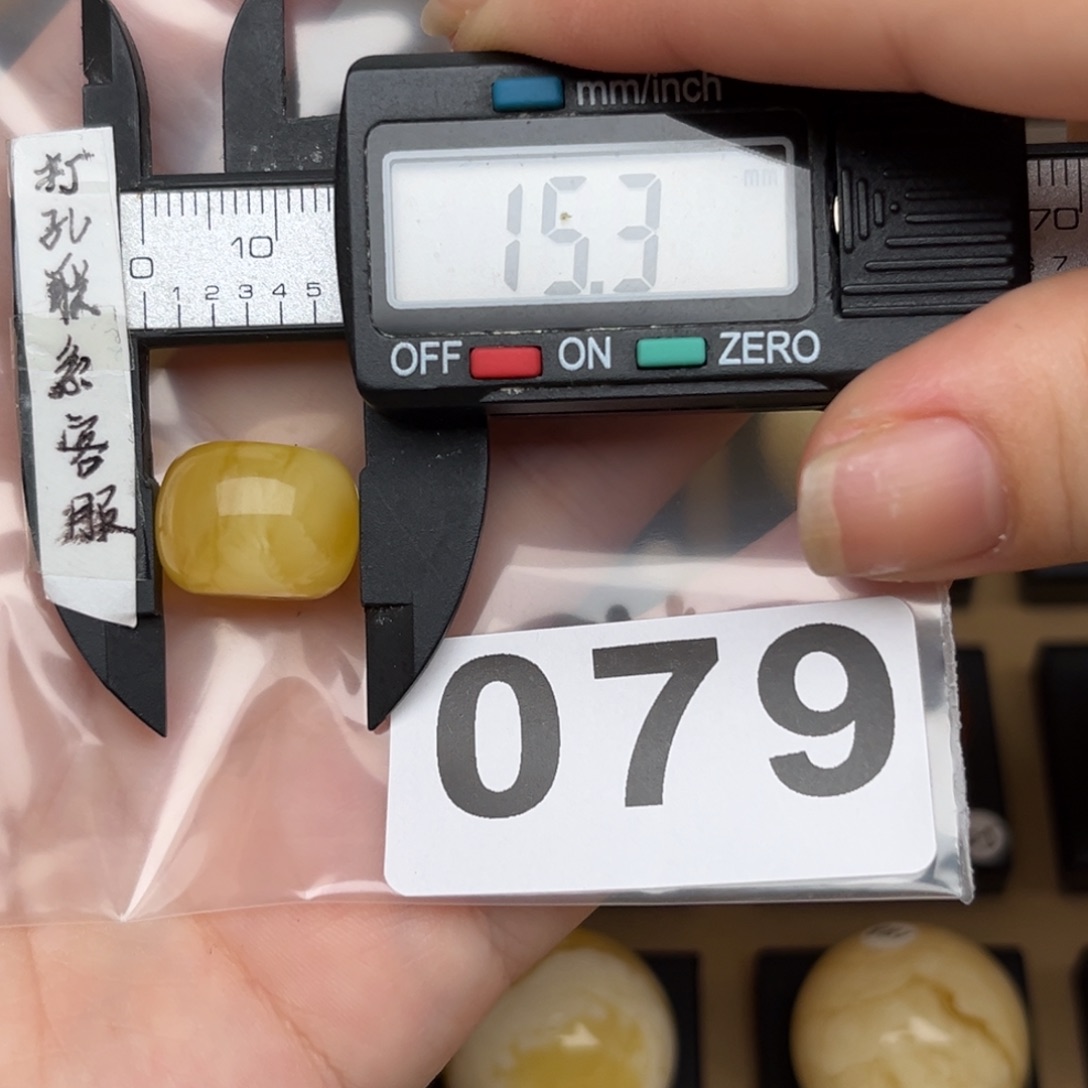 未镶嵌蜜蜡裸石小**生微瑕