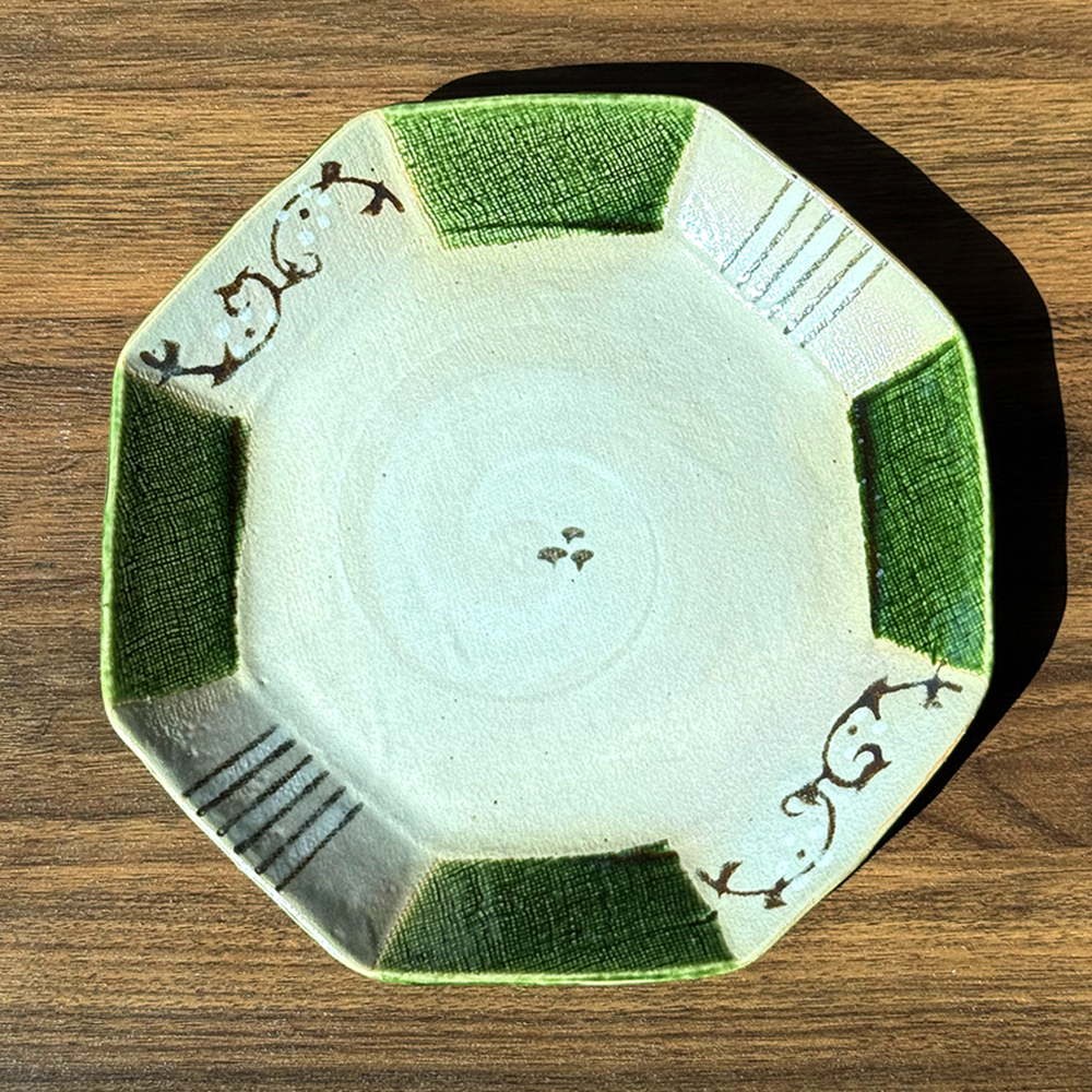 日本进口志野織部 八角盛皿 唐草絵灶师窑手工盘手绘绿色陶瓷盘子