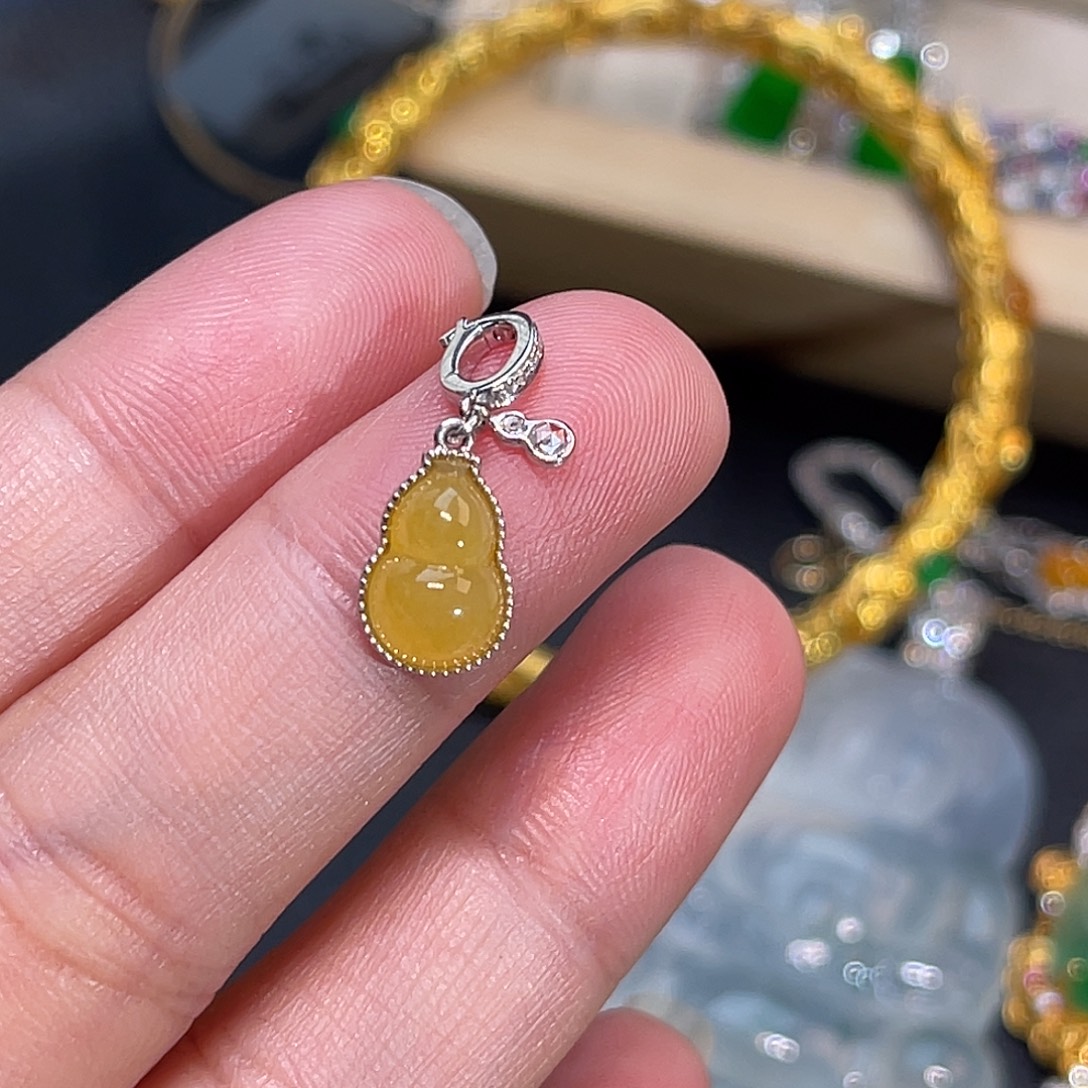 翡翠18K金镶嵌颈饰葫芦