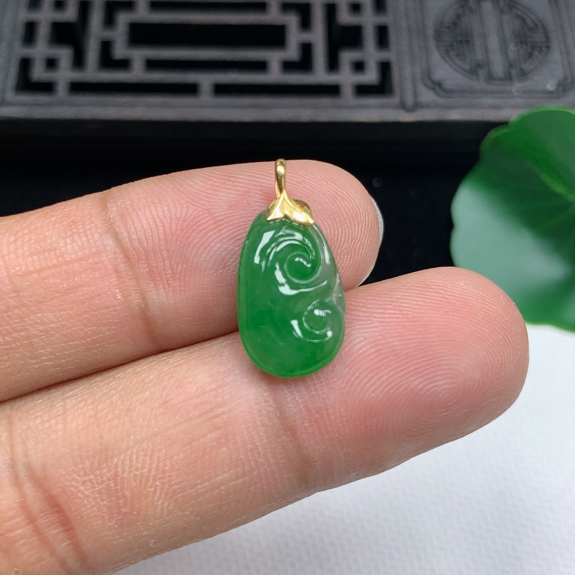 缅甸天然翡翠A货18K金扣精美冰飘绿如意小吊坠尺寸16.2*9.8*4mm
