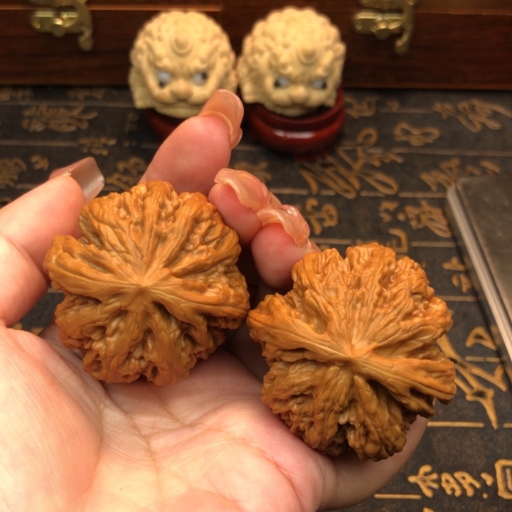 桃核把件44粗筋。        