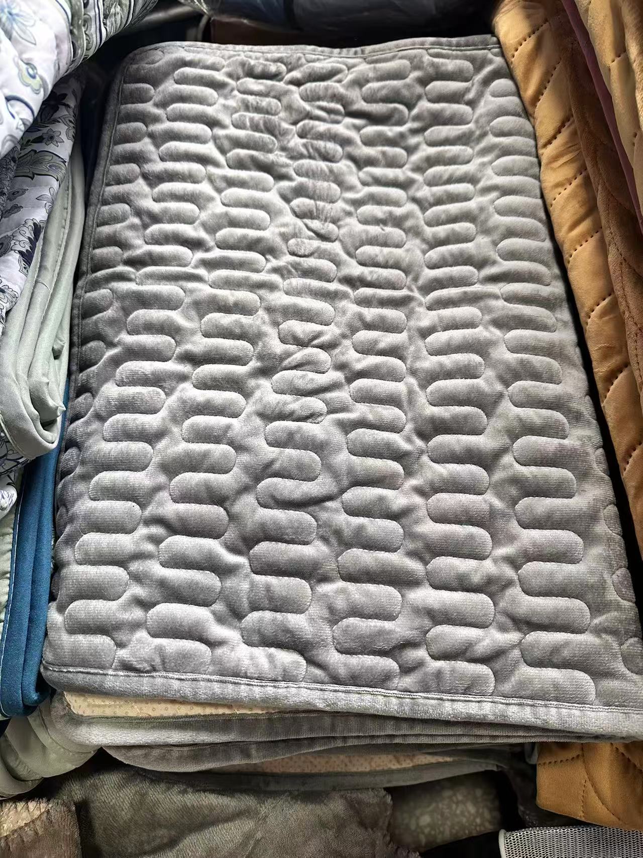 《兵哥外贸》3楼50×70灰色天鹅绒绗缝防滑沙发垫 发2个