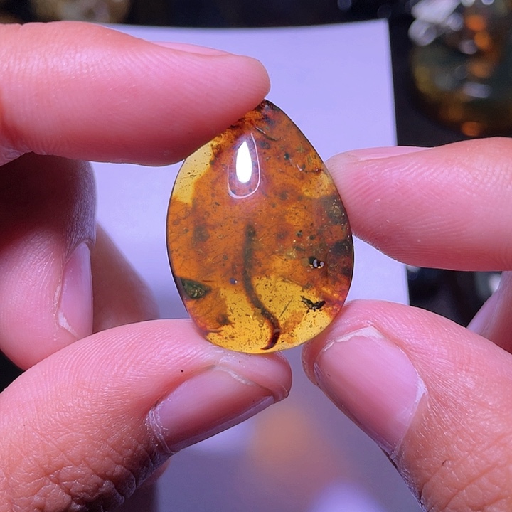 琥珀裸石未镶嵌，