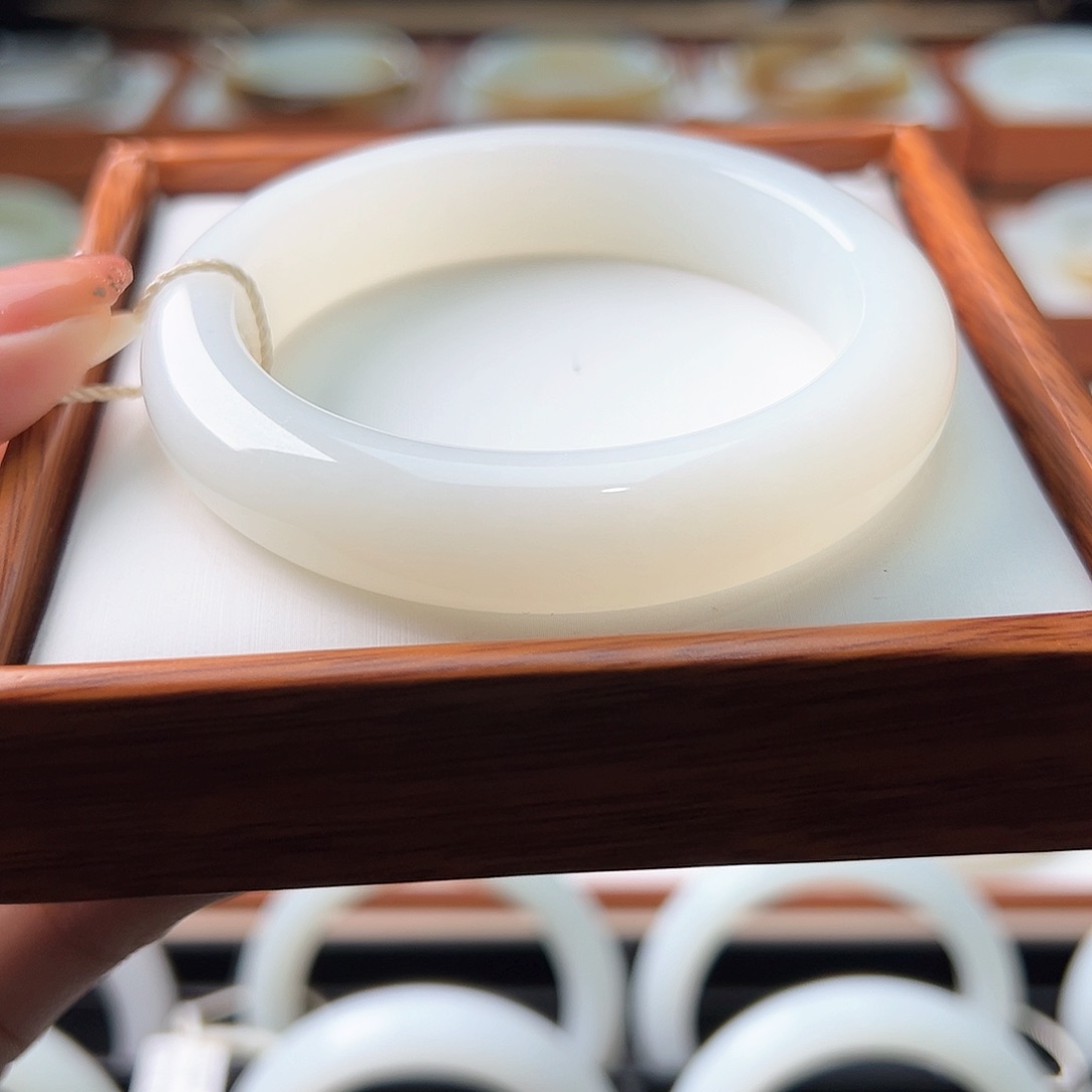 和田玉手镯未镶嵌56