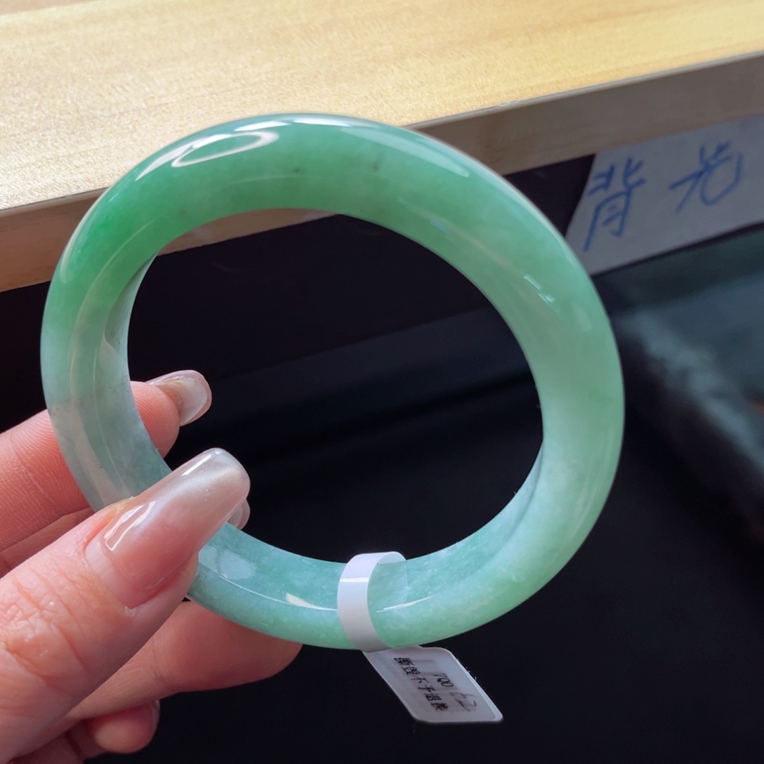 翡翠手镯未镶嵌手镯