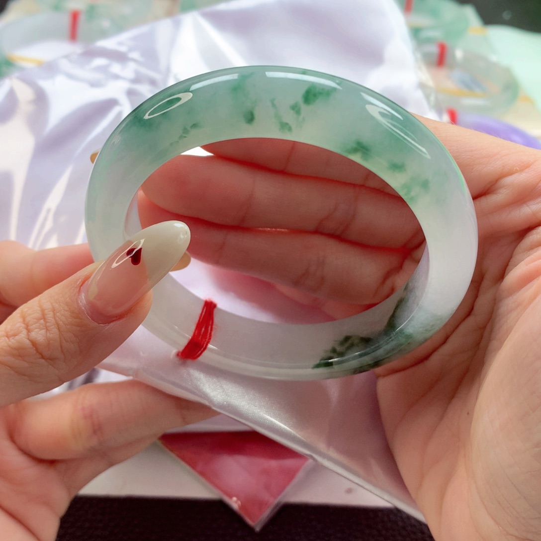 翡翠手镯未镶嵌56.3 白底飘绿花 灵