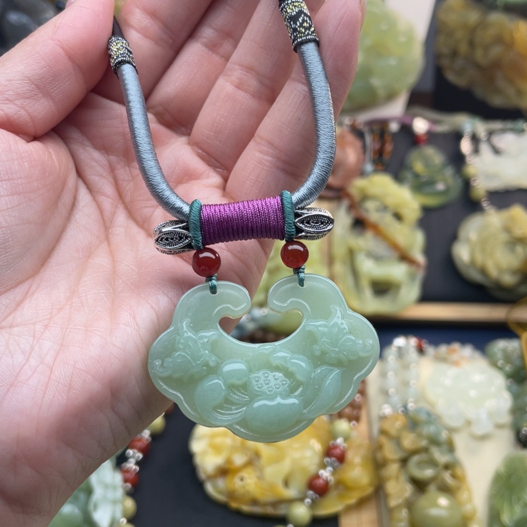 蛇纹石玉颈饰未镶嵌