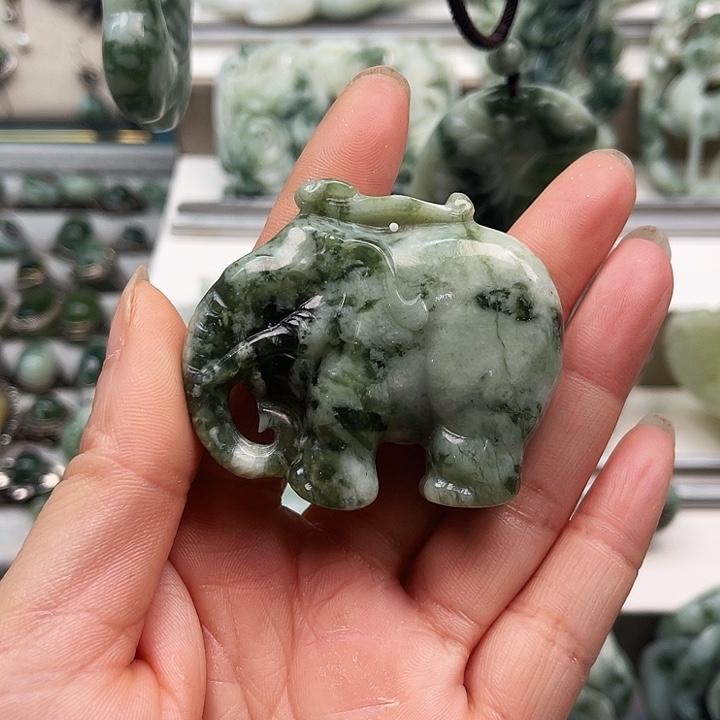 透闪石-蛇纹石玉颈饰未镶嵌