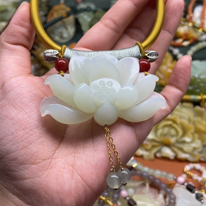 蛇纹石玉吊坠合金