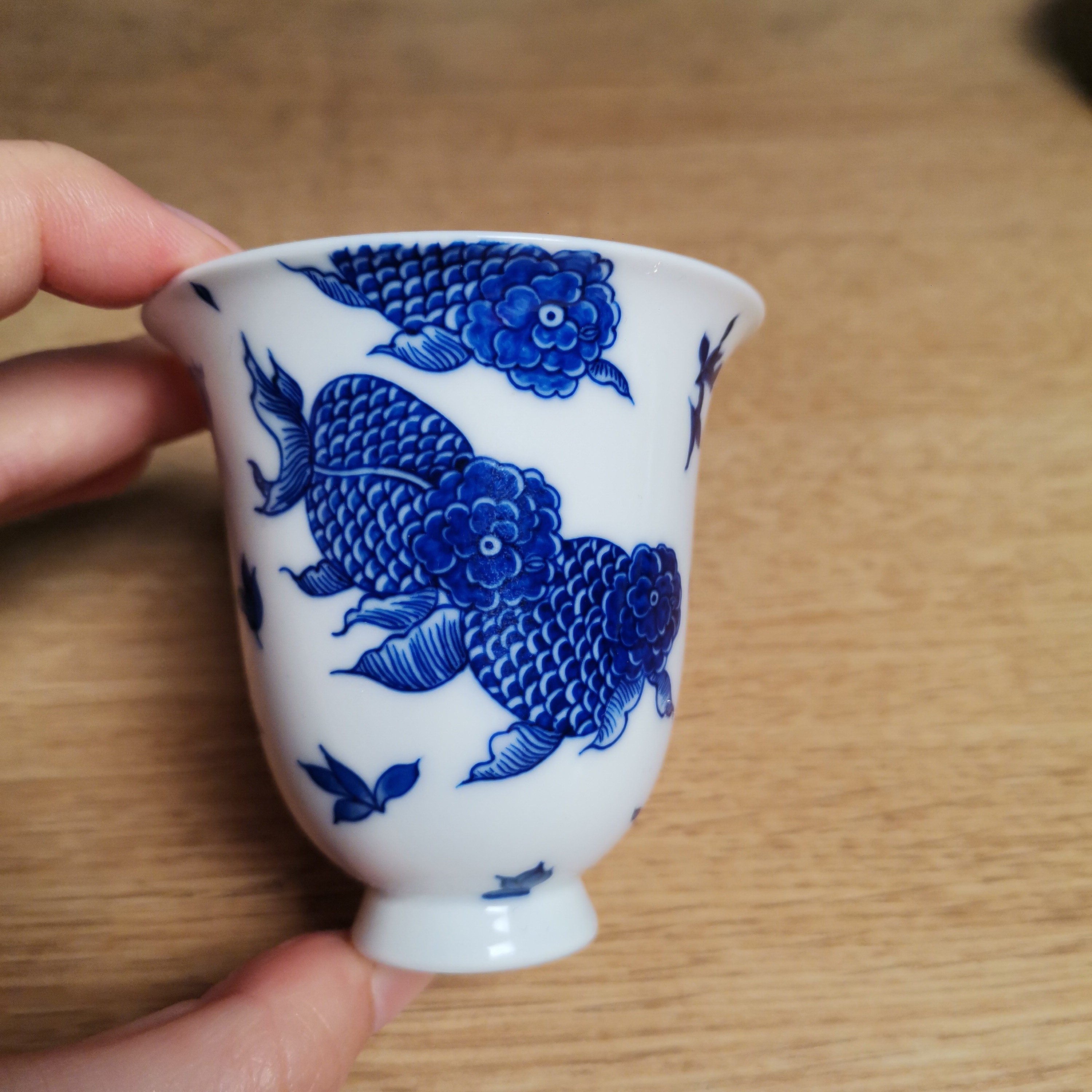 景德镇手绘兰寿鱼闻香杯