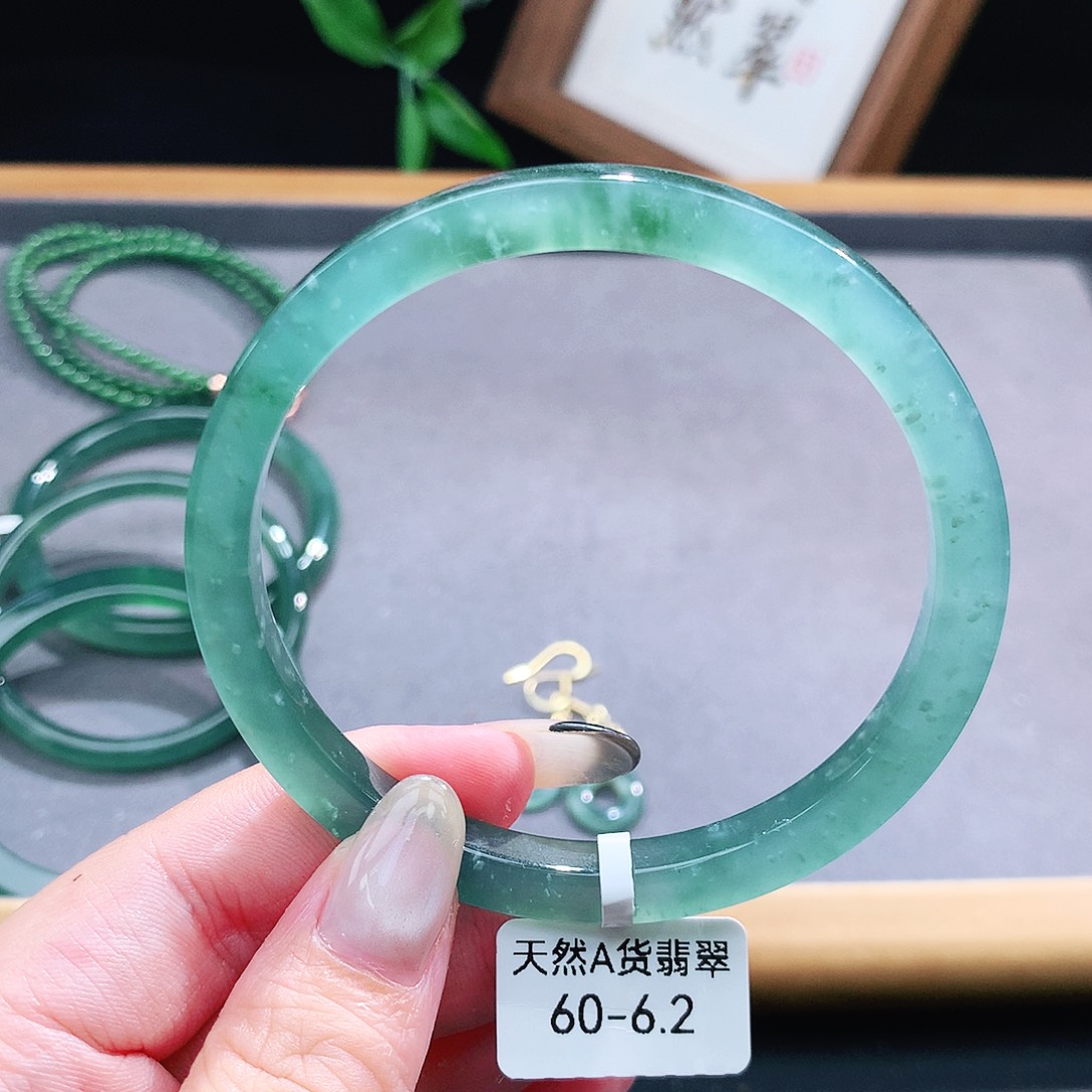 翡翠手镯（圆镯）未镶嵌