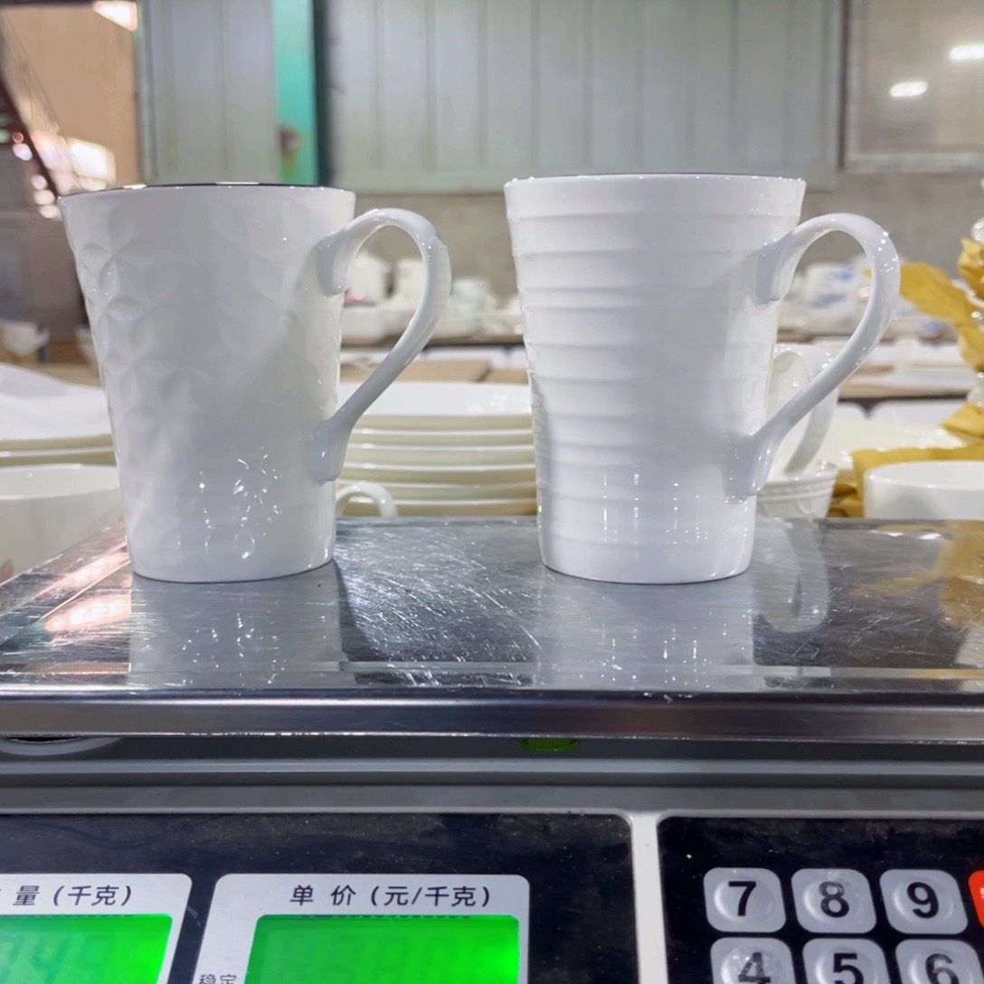 乔***一新骨瓷金边横纹和满花杯子各两个