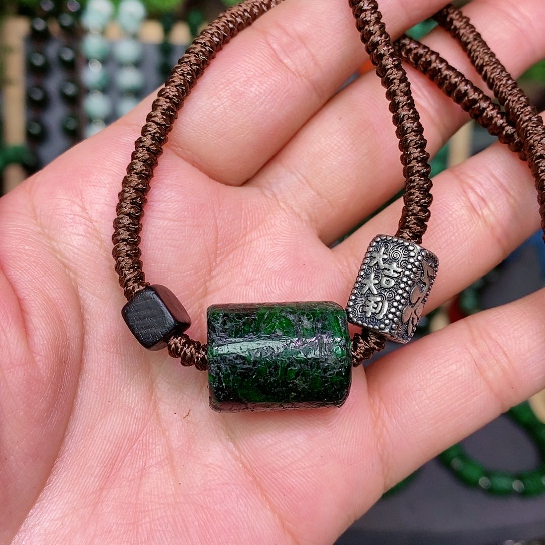 翡翠颈饰未镶嵌漂亮美眉