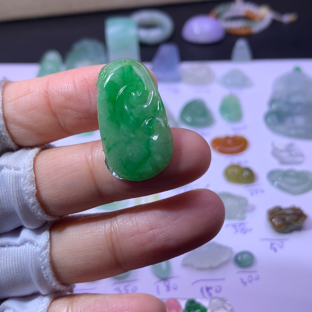 翡翠未镶嵌耳饰如意