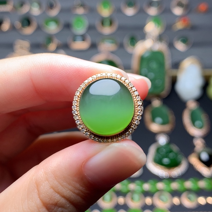 18K金镶嵌戒指和田玉